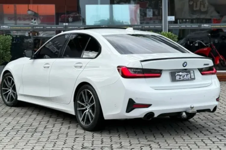 320i (3)