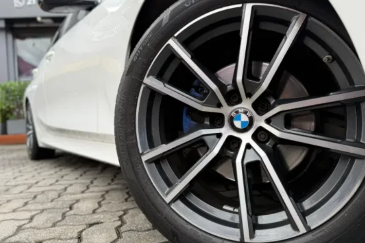 320i (6)