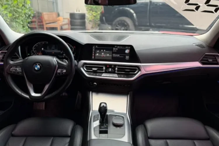 320i (7)